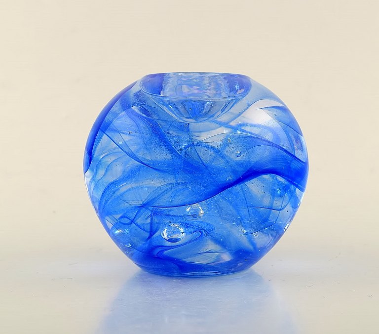 Kosta Boda, Sverige. Rund lysholder i blåt kunstglas. Sent 1900-tallet. 