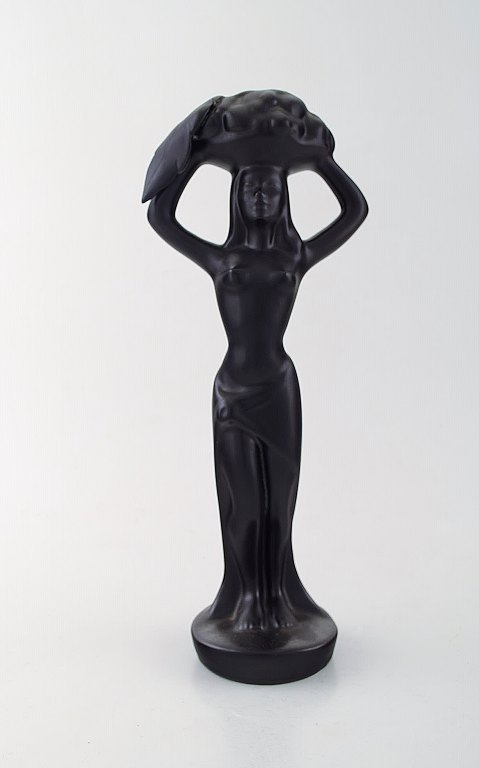 Skandinavisk keramiker. Skulptur i sortglaseret keramik. Kvinde bærer kurv. 1960