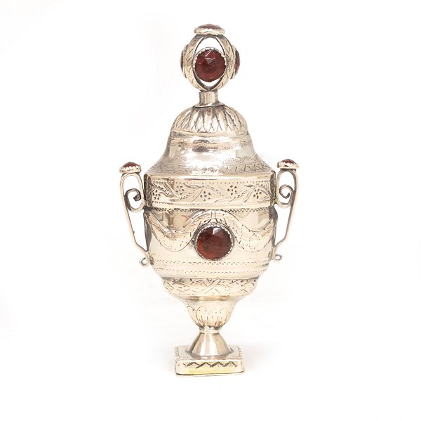 Johan Wilhelm Nissen, Haderslev, Denmark, 1838-69: A silver vinaigrette. H: 11cm. W: 57gr