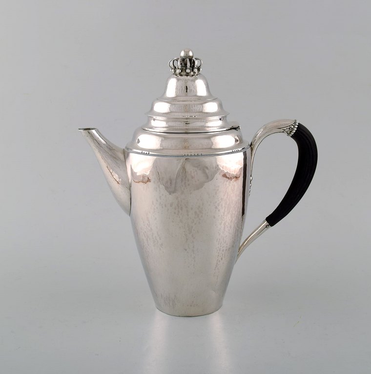 Sjælden Georg Jensen kaffekande i sterlingsølv med hank af ibenholt. Dateret 1915-30.