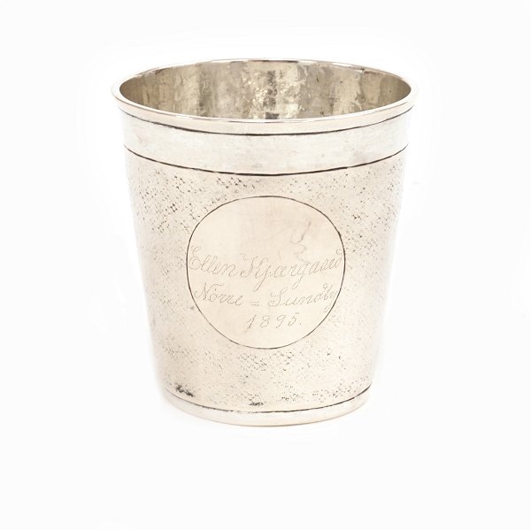 Jens Kjeldsen Sommerfeldt. Aalborg, 1726-72: Lille nålepunslet sølvbæger. H: 6,4cm. V: 53gr