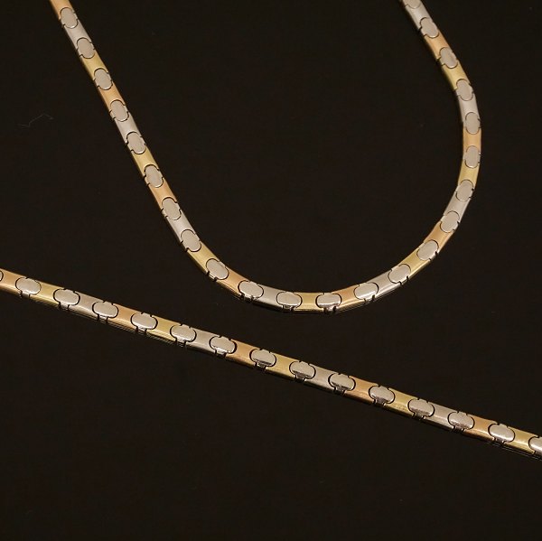 Smykkesæt i 14kt guld bestående af collier og armlænke i rødt, hvidt og gult guld. L halskæde: 44,5cm. L armlænke: 20cm