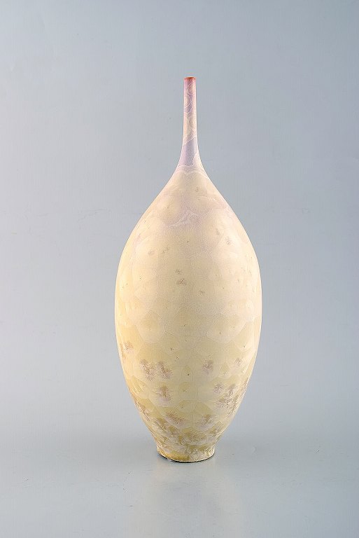 Isak Isaksson, svensk keramiker. Stor smalhalset unika vase i glaseret keramik. Smuk krystalglasur. Eget værksted, ca 2010. Samtidskeramik i høj kvalitet.