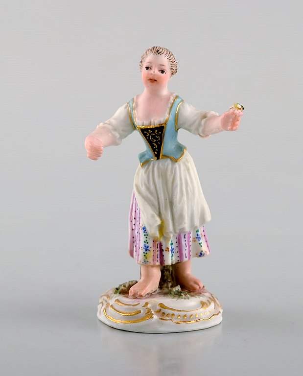 Sjælden antik Meissen miniature figur efter Johann Joachim Kändler i håndmalet porcelæn. Pige med blomster. Dateret 1850-80. Modelnummer 2869.