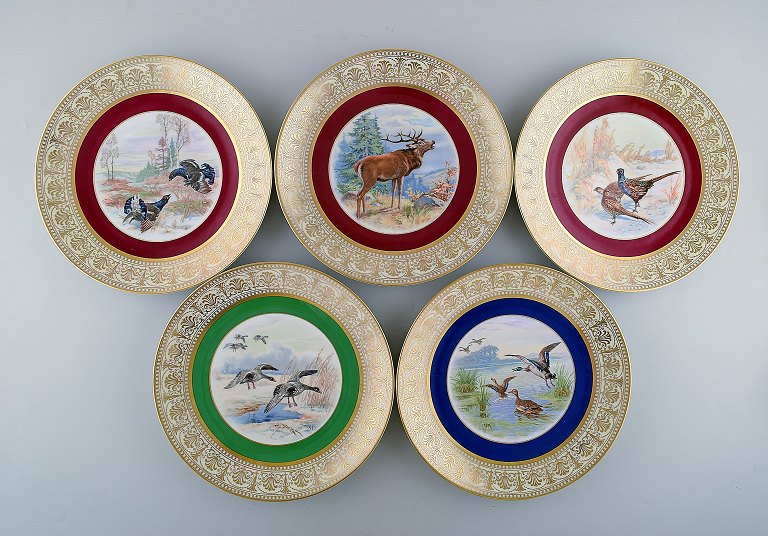 Thomas/Bavaria, Tyskland. Fem dekorationstallerkener med håndmalede jagtmotiver. 1930-50