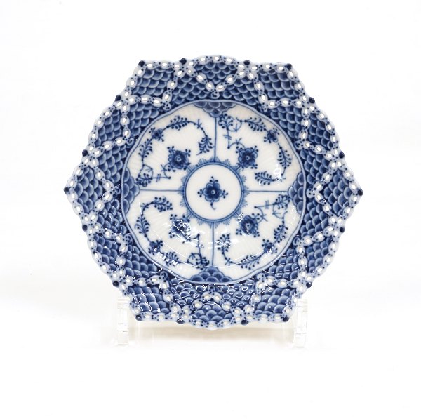 Royal Copenhagen: Sæt på 6 musselmalede helblonde tallerkner 1144. D: 17cm