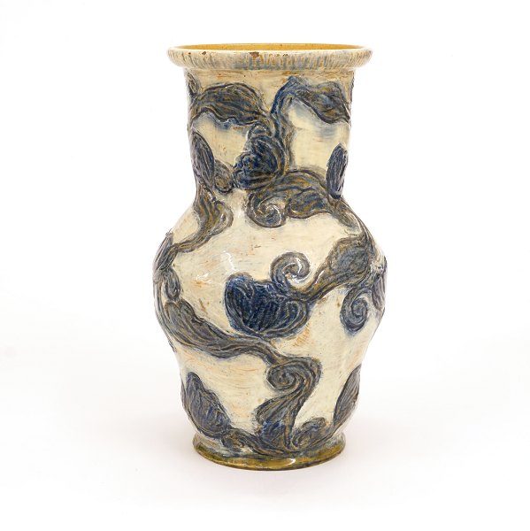 Svend Hammershøi, 1873-1948: Vase med skønvirke mønster fremstillet for Kähler og med signatur herfra. Anvendt af Svend Hammershøi som barselsgave til Herman J. Kähler 1904. Hidrørende fra Runa Kählers samling. H: 28,8cm