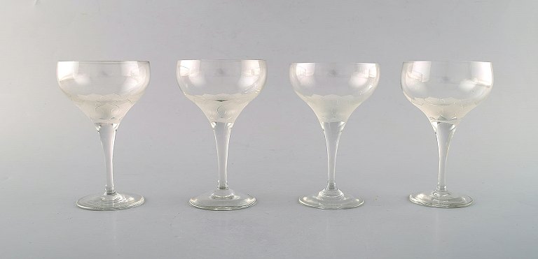 Bjørn Wiinblad (1918-2006) for Rosenthal. Fire "Lotus" glas i klart kunstglas dekoreret med lotusblomst. 1980