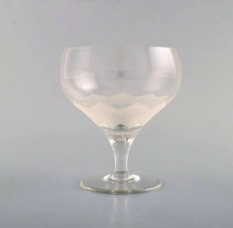 Bjørn Wiinblad (1918-2006) for Rosenthal. "Lotus" glas i klart kunstglas dekoreret med lotusblomst. 1980