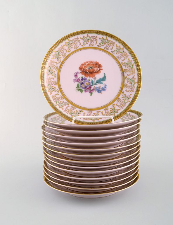 Johann Haviland Bavaria, Tyskland. 14 dekorationstallerkener i håndmalet porcelæn. Blomster på lyserød baggrund og gulddekoration. 1930