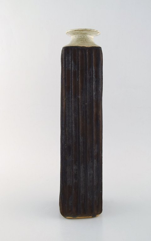 Dansk keramiker. Stor unika vase i glaseret keramik. Gutte stil. Rakubrændt teknik. 1960