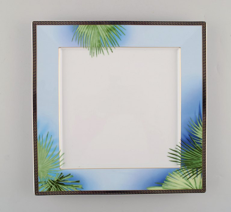 Gianni Versace for Rosenthal. Large "Jungle" porcelain cover plate / dish with gold decoration and green leaves. Late 20th century.