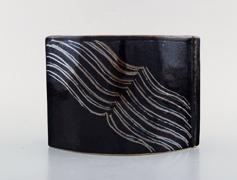 Eva Stæhr-Nielsen for Royal Copenhagen. Vase i glaseret keramik.Smuk glasur i brune nuancer med skrå linjer. Moderne design, ca. 1970.