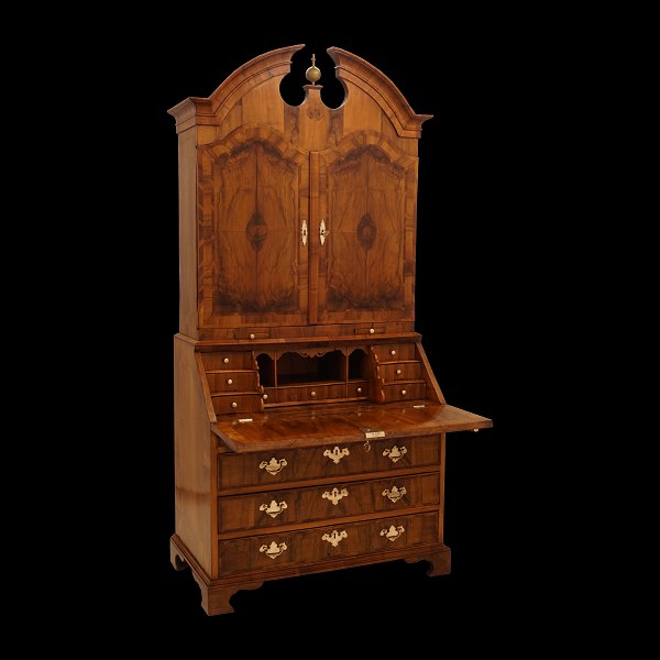 A Northgerman Baroque walnut bureau. Schleswig-Holstein circa 1750. H: 226cm. W: 105cm. D: 85cm