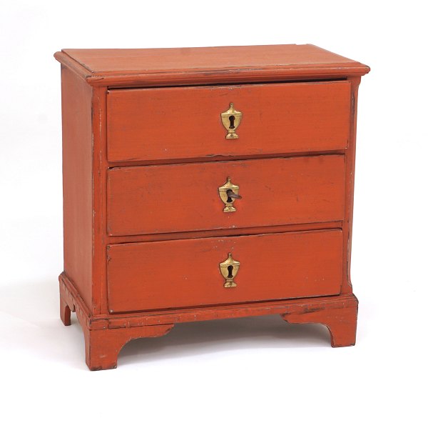 A red decorated small chest of drawers. Denmark circa 1800. H: 46cm. Top: 45x25cm