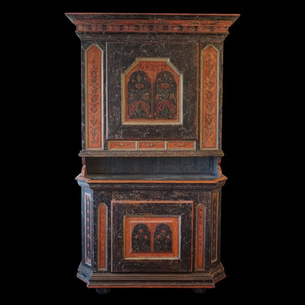 Originaldekoreret skab fra Dalarna, Sverige. Dateret 1822. H: 214cm. B: 122cm. D: 56cm