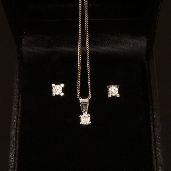 Smykkesæt i 14kt hvidguld bestående af vedhæng med brillant og et par brillantørestikker. Ca. 0,3ct ialt. Halskæde L: 42cm
