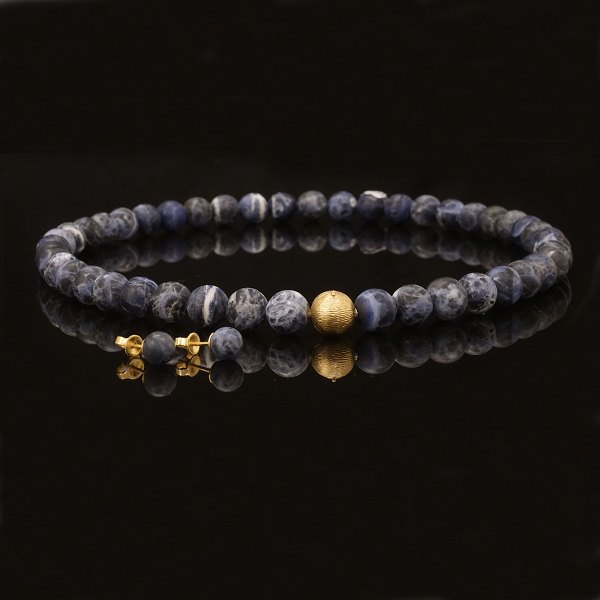 Ole Lynggaard, Denmark: Clasp of 14kt gold with a lapus lazuli necklace. Earrings not by Ole Lynggaard 18kt gold. L necklace: 47cm