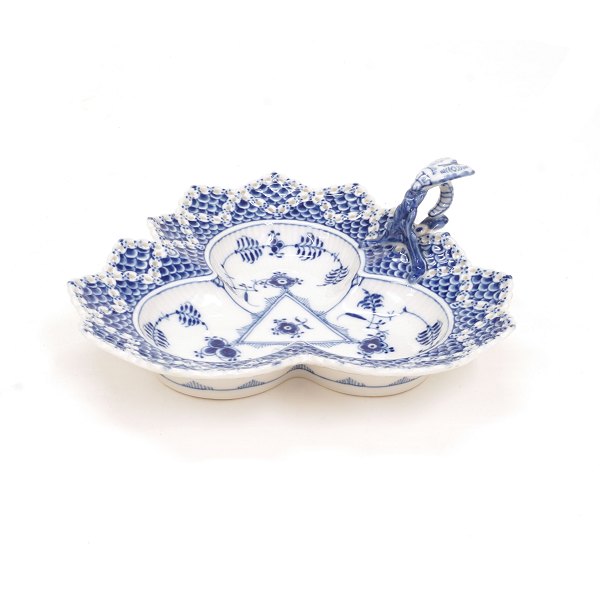 Royal Copenhagen musselmalet helblonde asiet. 1. sortering. #1077. L: 23cm. B: 21cm