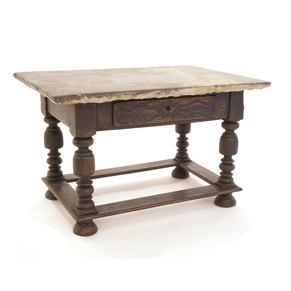Barok stenbord med grålig plade og sortdekoreret understel med skuffe. Sarg med udskæringer. Danmark ca. år 1750. H: 77cm. Plade: 83x125cm