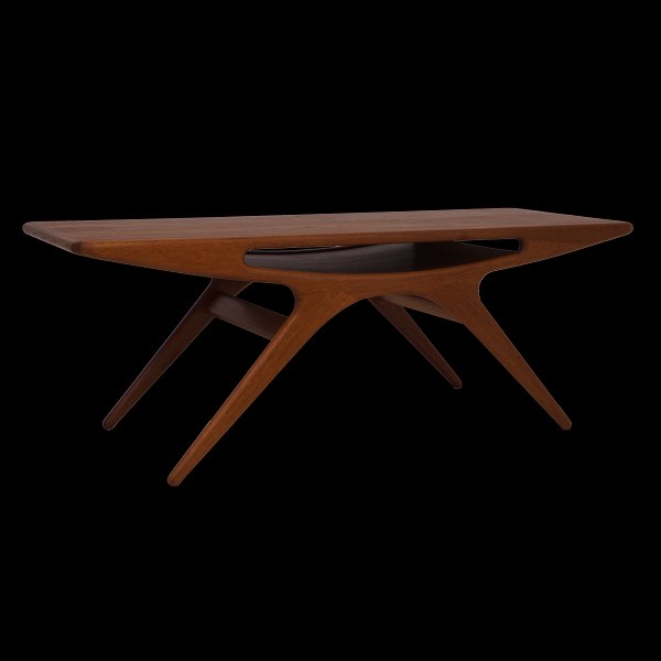 Johannes Andersen: Smilet. Sofabord i teak. Fremstår i pæn stand med original finér med små brugsspor. H: 49cm. Plade: 52x135cm