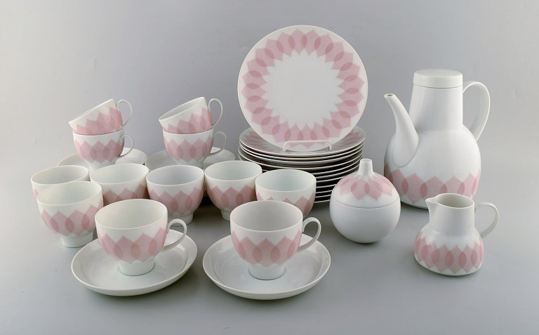 Bjørn Wiinblad for Rosenthal. 12-personers rosa "Lotus" kaffeservice i porcelæn. 1980