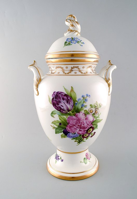 Royal Copenhagen. Antik balusterformet lågvase af porcelæn. Håndmalet i farver med blomster. Lågknop i form af rocaille og hanke i form af blad. Museumskvalitet. 1800-tallet.