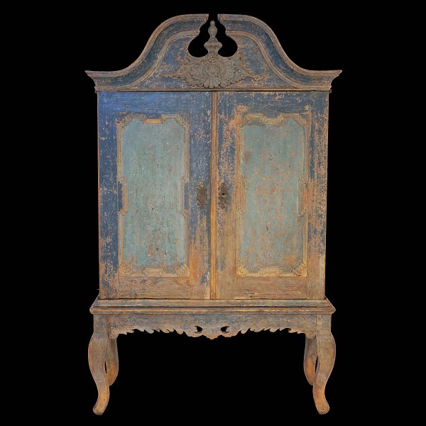Originaldekoreret barok skab. Bag låger hylder og udtageligt skrin, hvor bag hemmelige rum. Sverige ca. år 1750. H: 185cm. B: 115cm. D: 36cm