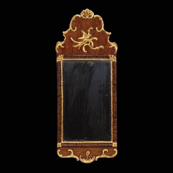 Spejl af mahogni og nøddetræ med forgyldte skæringer. Slesvig-Holsten ca. år 1770. Mål: 80x31cm