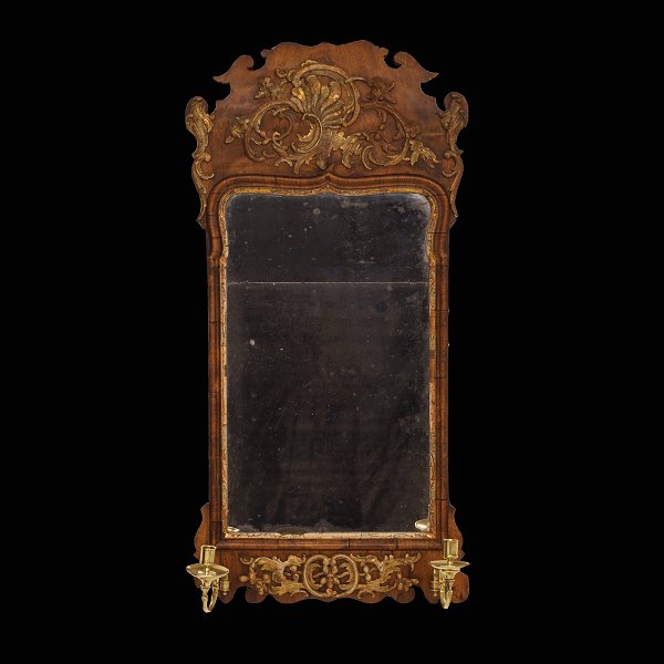 Nøddetræsspejl med forgyldninger, talrige skæringer og lampetarme. Slesvig-Holsten ca. år 1760. Mål: 90x45cm