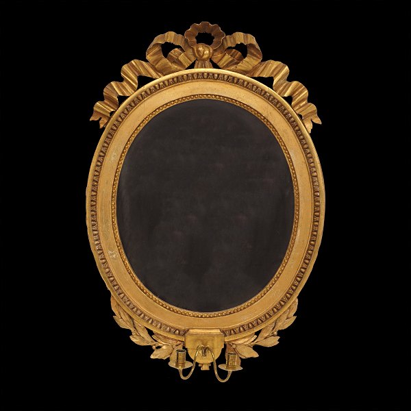 Ovalt Original forgyldt sengustaviansk lampetspejl. Sverige ca. år 1800. Mål: 81x55cm