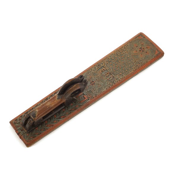 Dansk mangletræ dekoreret med dybe karvesnit, ejerinitial "EAD" og datering 1817. L: 65cm