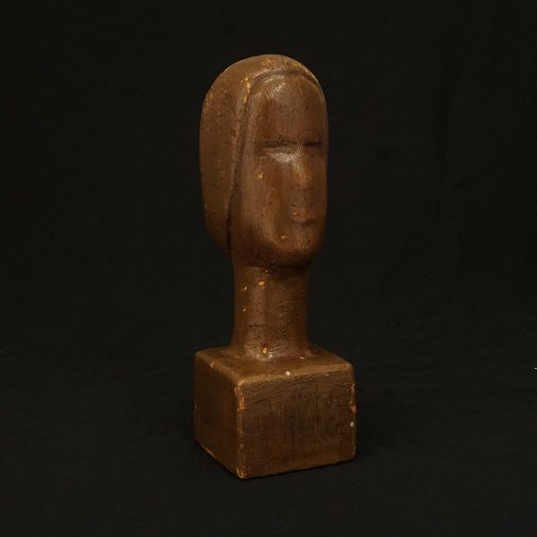 Otto P. buste af træ. Fremstillet af Otto Pedersen, Odense, 1902-95, og erhvervet direkte af kunstnerens familie. Har således aldrig været i handlen. Signeret. H: 26cm