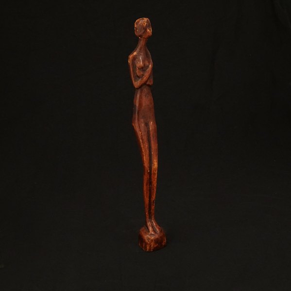 Otto P. figur af træ. Fremstillet af Otto Pedersen, Odense, 1902-95, og erhvervet direkte af kunstnerens familie. Har således aldrig været i handlen.Signeret. H: 42cm