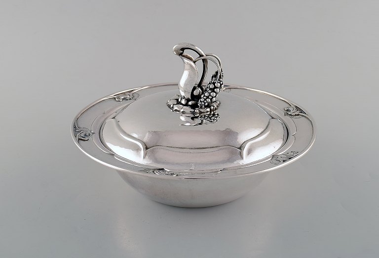 Tidlig og sjælden art nouveau Georg Jensen lågskål i hammerslået sølv. Lågknop i form af bladværk. Modelnummer 228. Designet af Georg Jensen. Dateret 1915-30. 