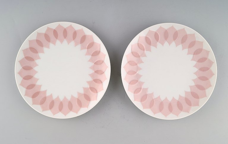 Bjørn Wiinblad for Rosenthal. "Lotus" porcelænsservice. To tallerkener dekoreret med lyserøde lotusblade. 1980