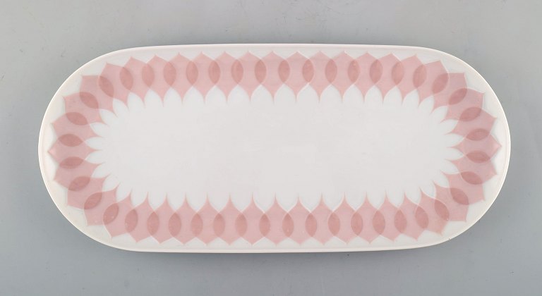Bjørn Wiinblad for Rosenthal. "Lotus" porcelænsservice. Aflangt fad dekoreret med lyserøde lotusblade. 1980