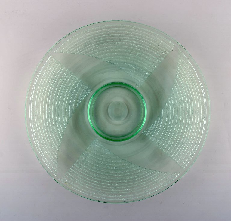 Daum Nancy, France. Large round art deco dish in mouth blown art glass. 1930 / 40