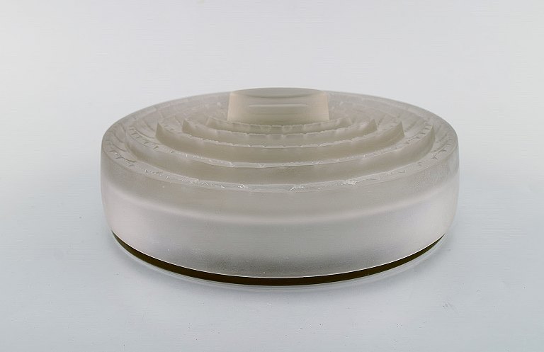 Early and rare René Lalique. Art deco "Grenoble" lidded box in art glass. Dated ca 1939. Model Number: 102.