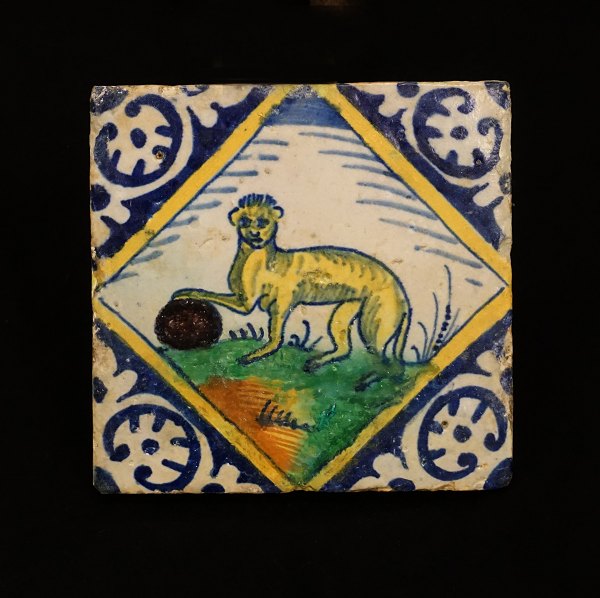 Sjælden polykrom dekoreret flise med motiv i form løvinde med kugle. Holland ca. år 1600. Størrelse: 13x13cm