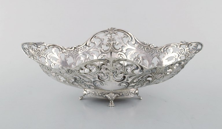 European silversmith. Ornamental silver bowl on feet. Ca. 1900.