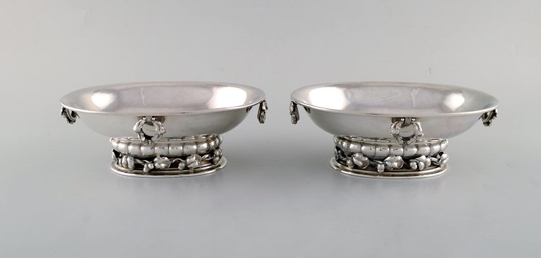 Et par sjældne Georg Jensen jardiniere i sterlingsølv. Bund i form af agern. Designet af Georg Jensen. Modelnummer 296D. Dateret 1925-32.