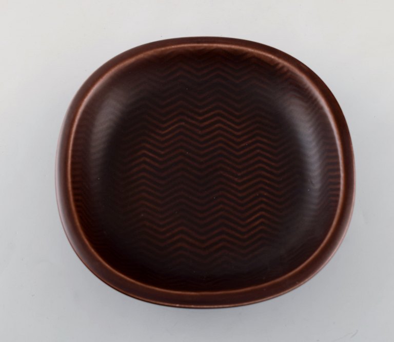 Nils Thorsson for Aluminia. "Marselis" faience bowl with geometric pattern in beautiful ox blood glaze. Mid 20th century.
