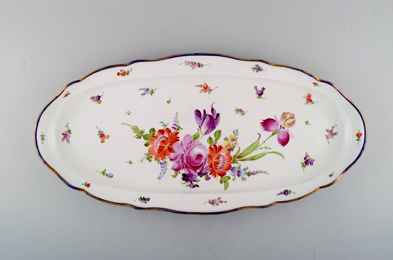 Stort antikt Meissen serveringsfad i håndmalet porcelæn, med blomstermotiver. Sent 1800-tallet.