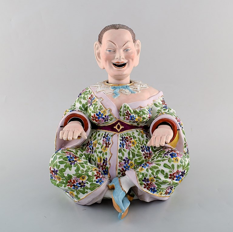 Stor, sjælden og antik Meissen nikkedukke i håndmalet porcelæn med bevægeligt hoved, tunge og hænder. Museumskvalitet, sent 1800-tallet.