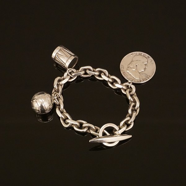 Aare & Krogs Eftf., Randers 1949-90: Kraftig ankerkæde i stelringsølv med charms. L: 21cm
