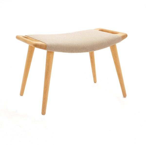 Hans J. Wegner, 1914-2007: Skammel til Bamsestolen, eg. PP120. Betræk fremstår med enkelte pletter