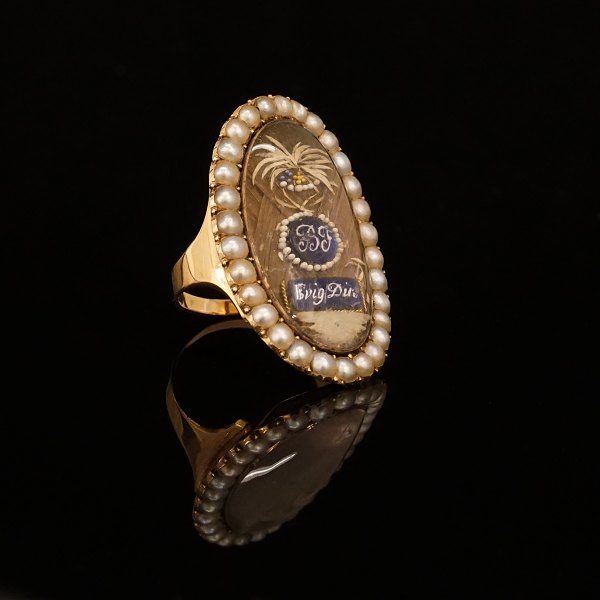 1800-tals guldring med prydet med perler, broderi, initialerne "BF" og teksten "Evig Din". Tønderområdet  1800-tallet. Ringstr. 47