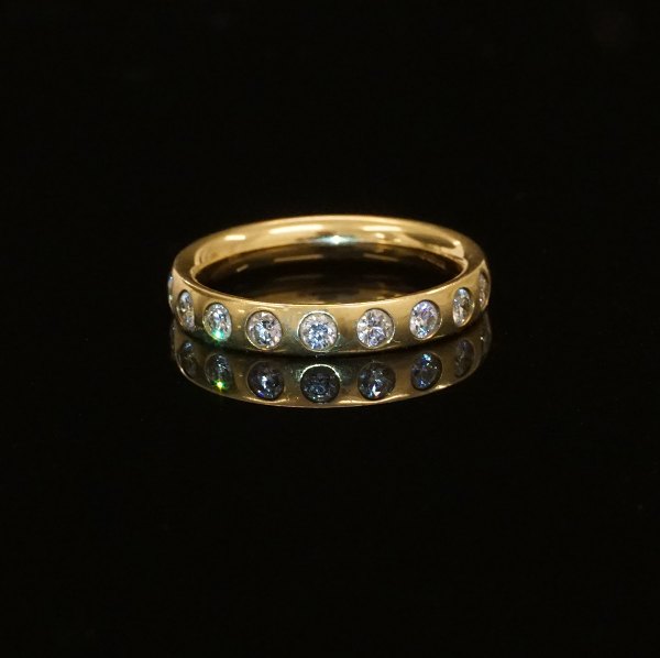 Georg Jensen 18kt guld alliancering med ni brillantslebne diamanter. I alt ca. 0,18ct. Ringstr. 55