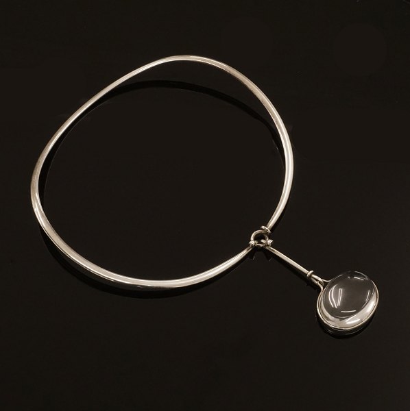 Vivanne Torun Bülow-Hübe für Georg Jensen: A sterlingsilver necklace with a rock crystal. Designed 1955